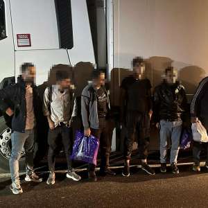 Cinci grupuri formate din 41 de cetăţeni străini, oprite la graniţa cu Ungaria