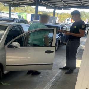 Tânăr nemțean la volanul unui autoturism, deşi avea dreptul de a conduce suspendat