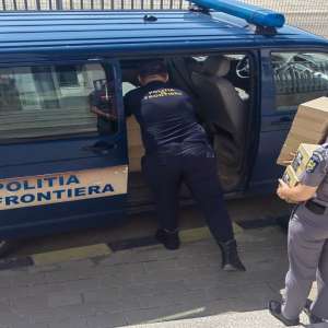 195 de articole electronice și electrice de peste 384.000 de lei,  descoperite la Racovăț ascunse în două mijloace de transport