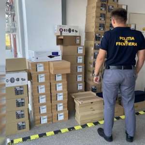 195 de articole electronice și electrice de peste 384.000 de lei,  descoperite la Racovăț ascunse în două mijloace de transport