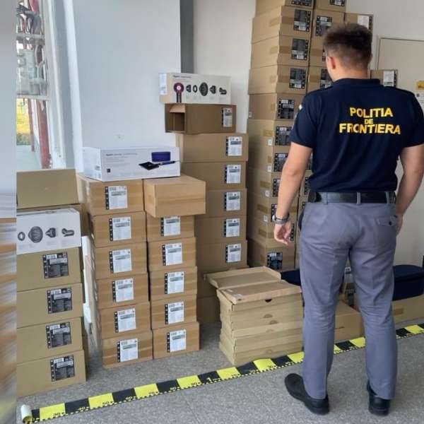 195 de articole electronice și electrice de peste 384.000 de lei, descoperite la Racovăț ascunse în două mijloace de transport