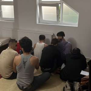 Percheziţii la traficanţii de migranţi