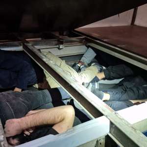 Nădlac II: migranți ascunși în podeaua unei autoutilitare