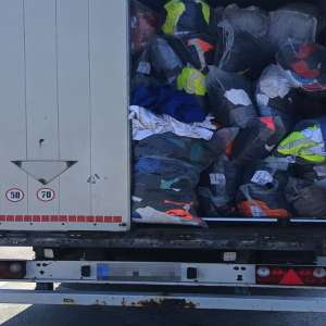 TIR încărcat cu 16 de tone de deșeuri, oprit la Petea