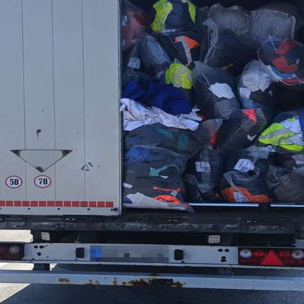 TIR încărcat cu 16 de tone de deșeuri, oprit la Petea