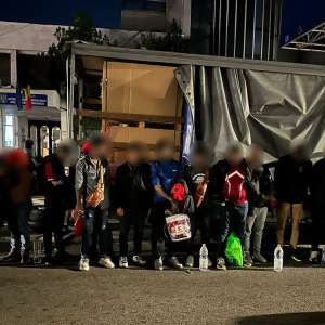 Şaisprezece cetățeni bengalezi, ascunși în cutii de carton