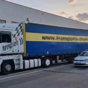 Tone de substanțe inflamabile transportate fără documente legale, descoperite într-un autocamion, în PTF Giurgiu