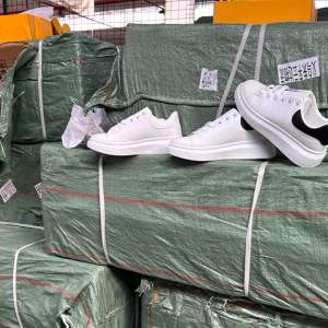 710 perechi de incălțăminte sport susceptibile a fi contrafăcute, în valoare de 1.750.000 lei depistate în Portul Constanța