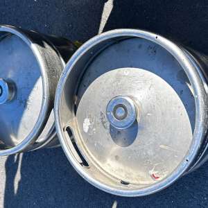 200 de litri de alcool disimulat în butoaie de bere, descoperiţi la PTF Borș II