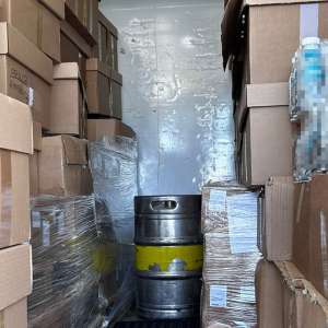 200 de litri de alcool disimulat în butoaie de bere, descoperiţi la PTF Borș II