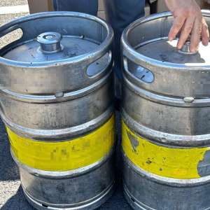 200 de litri de alcool disimulat în butoaie de bere, descoperiţi la PTF Borș II