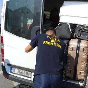 11.000 de țigarete ascunse printre bagaje, descoperite într-un microbuz la PTF Calafat