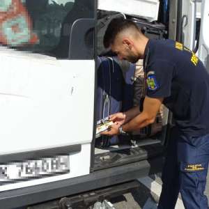 11.000 de țigarete ascunse printre bagaje, descoperite într-un microbuz la PTF Calafat