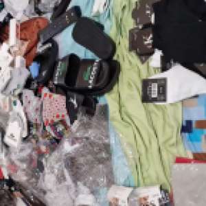 Ţigări de contrabandă, articole vestimentare și parfumuri contrafăcute descoperite de polițiștii de frontieră constănțeni