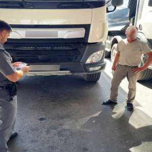 La volanul unui ansamblu rutier, fără să aibă acest drept