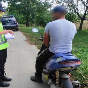 Surprins la volanul unui vehicul neînmatriculat şi fără permis