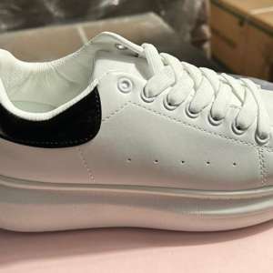 Încălţăminte contrafăcută tip sport, sub denumirea unui brand de lux, în valoare de peste 6,5 milioane de lei, depistată în Portul Constanţa Sud