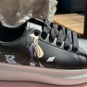 Încălţăminte contrafăcută tip sport, sub denumirea unui brand de lux, în valoare de peste 6,5 milioane de lei, depistată în Portul Constanţa Sud