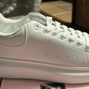 Încălţăminte contrafăcută tip sport, sub denumirea unui brand de lux, în valoare de peste 6,5 milioane de lei, depistată în Portul Constanţa Sud