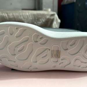 Încălţăminte contrafăcută tip sport, sub denumirea unui brand de lux, în valoare de peste 6,5 milioane de lei, depistată în Portul Constanţa Sud