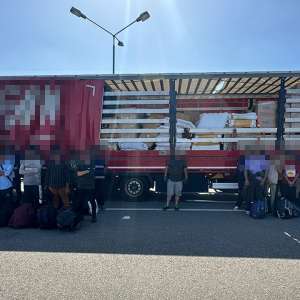 Cetăţeni din Pakistan, India, Bangladesh şi Siria depistaţi la frontiera cu Ungaria. 28 dintre aceştia ascunşi într-un TIR cu destinaţia Slovacia