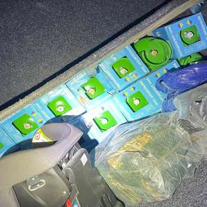 Butelii cu agent refrigerant ascunse într-un microbuz, ridicate în vederea confiscării la PTF Siret