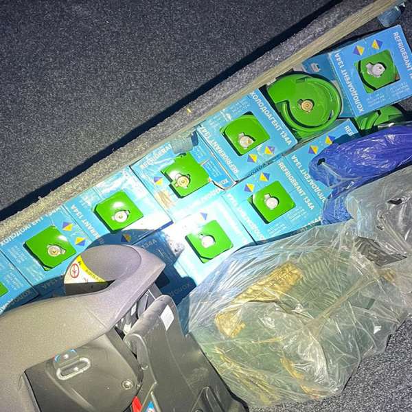 Butelii cu agent refrigerant ascunse într-un microbuz, ridicate în vederea confiscării la PTF Siret