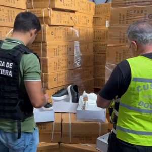 Un transport uriaş de încălţăminte susceptibil contrafăcută, în valoare de peste 6,4 milioane de euro, descoperit de poliţiştii de frontieră în Portul Constanţa