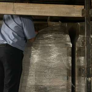 Doisprezece cetățeni străini, depistați ascunși în nişte cutii dintr-o autoutilitară