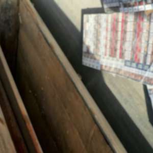 Ţigarete de contrabandă ascunse printre borcane