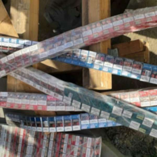 Ţigarete de contrabandă ascunse printre borcane
