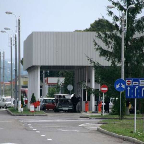 Butelie cu agent refrigerant descoperită într-un autoturism la PTF Siret