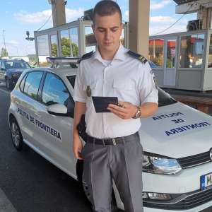 Zeci de documente de identitate descoperite într-un microbuz