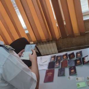 Zeci de documente de identitate descoperite într-un microbuz