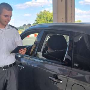 Zeci de documente de identitate descoperite într-un microbuz