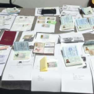 Zeci de documente de identitate descoperite într-un microbuz