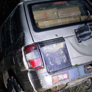 Autoturism încărcat cu 17.000 pachete țigări, confiscat la Lupcina