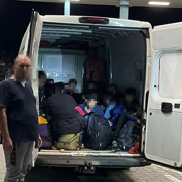 25 de cetățeni străini depistați ascunși într-o autoutilitară cu destinația Germania