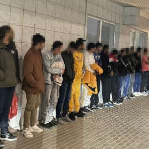 25 de cetățeni străini depistați ascunși  într-o autoutilitară cu destinația Germania