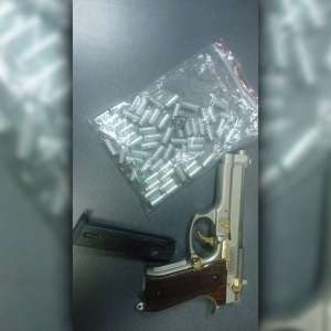 Armă neletală și muniția aferentă, descoperite într-un autoturism la Petea