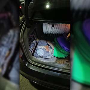 Armă neletală și muniția aferentă, descoperite într-un autoturism la Petea