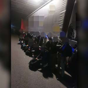 34 de cetăţeni străini depistați ascunși într-un automarfar la Nădlac II