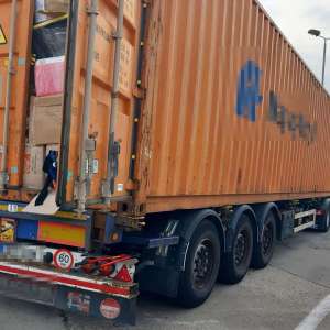 Automarfar încărcat cu peste 13 tone de deșeuri, oprit la P.T.F. Petea