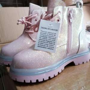 Încălțăminte de copii susceptibilă a fi contrafăcută, descoperită într-un autocamion în P.T.F. Bechet