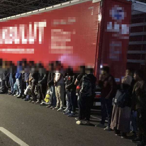 66 de cetăţeni străini depistați ascunși în două automarfare şi la “frontiera verde” de către polițiștii de frontieră arădeni si bihoreni