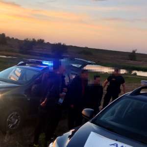 66 de cetăţeni străini depistați ascunși în două automarfare şi la “frontiera verde” de către polițiștii de frontieră arădeni si bihoreni