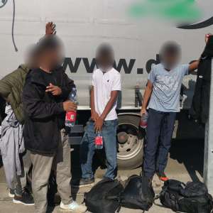 21 de cetăţeni străini depistați ascunși în două automarfare de către polițiștii de frontieră arădeni