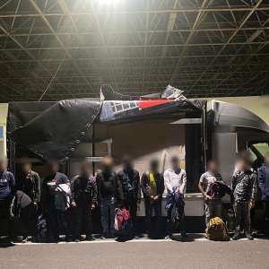 21 de cetăţeni străini depistați ascunși în două automarfare de către polițiștii de frontieră arădeni