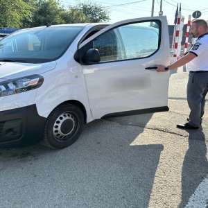 Autovehicul în valoare de 30.000 de euro oprit la Rădăuţi Prut din drumul ilegal spre R. Moldova
