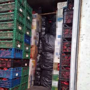 Aproximativ patru tone de tutun vrac disimulat după cutii cu ardei capia descoperite de polițiștii de frontieră